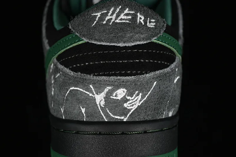 All Categories Nk SB Dunk Series Nk SB Dunk Low Low-top Sneakers C Version There Skateboards x Nk SB Dunk Low Graffiti Art Style Joint Model SB Low-top Casual Sneakers HF7743-001